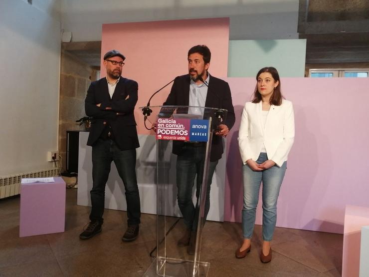 Martiño Noriega, Antón Gómez-Reino e Eva Solla en rolda de prensa. EN COMÚN 