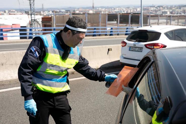 Control policial de tráfico na Coruña para evitar que a xente se salte o confinamento polo estado de alarma 
