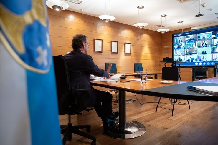 O presidente da Xunta, Alberto Núñez Feijóo, na reunión por videoconferencia co resto de líderes autonómicos e o presidente do Goberno, Pedro Sánchez.. XUNTA 