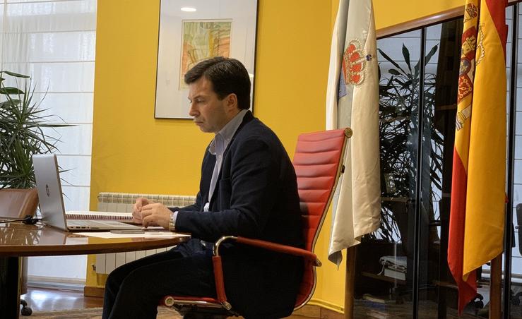 O secretario xeral do PSdeG, Gonzalo Caballero, nunha videoconferencia con outros líderes políticos galegos.. PSDEG