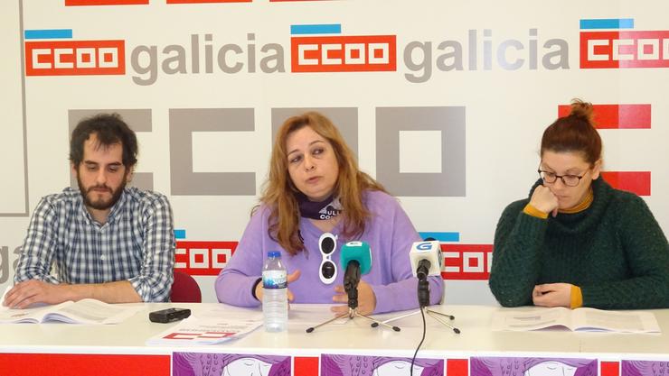 Mamen Sabio presenta o informe na sede de Comisións Obreiras xunto con Rebeca Pérez e Fernando Armendáriz / CC.OO.