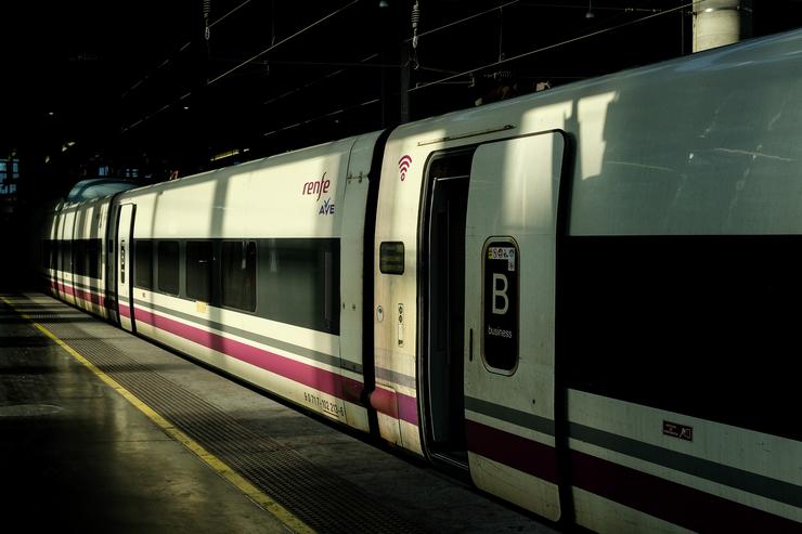 Vagón dun tren AVE de Renfe nas vías da Estación de Atocha, en Madrid (España), a 6 de febreiro de 2020.. Jesús Hellín - Europa Press - Arquivo