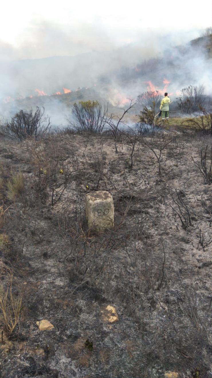 Incendio en Guntimil, en Muíños, na raia con Portugal 