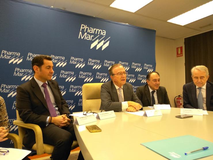 José María Fernández, presidente de PharmaMar, no centro, xunto con outro directivo da empresa 