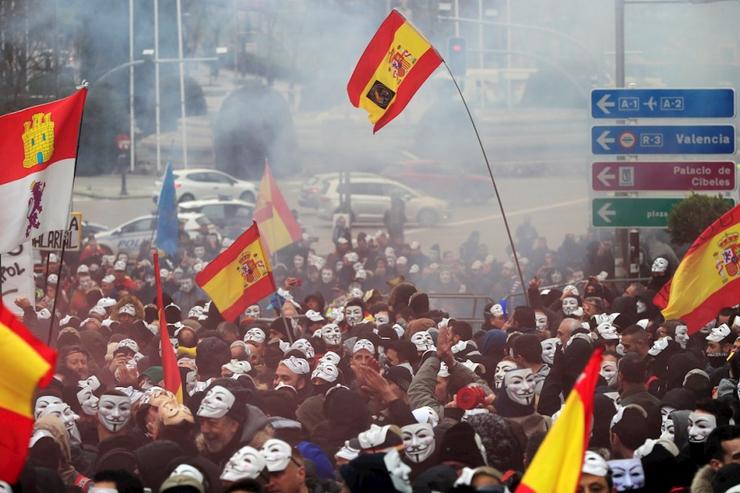 Grupos policiais de Jusapol vinculados á extrema dereita manifestándose ante o Congreso dos Deputados. EFE