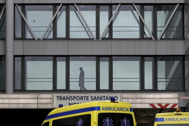 Un paciente pasea por un corredor acristalado do Complexo Hospitalario Universitario A Coruña, onde un paciente procedente de Madrid está illado por coronavirus, na Coruña