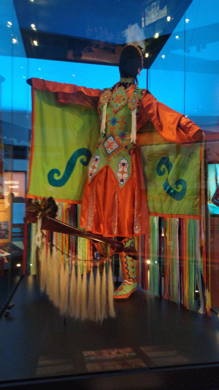 Vestido de gala indio. National History Museum, Ottawa