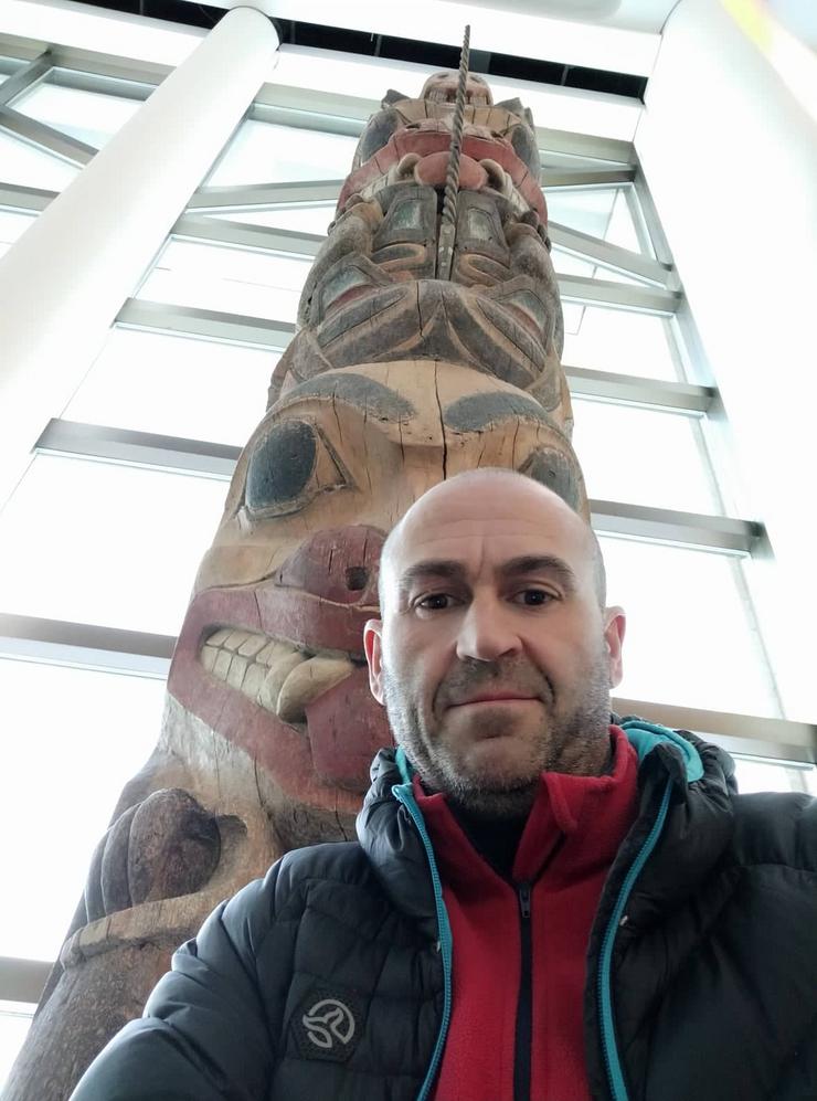 Diego Rojo ante un totem indio. National History Museum, Ottawa