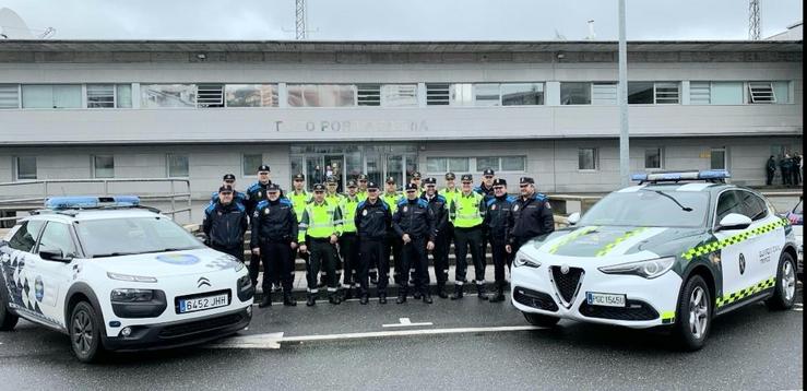 Os representantes de ambos os corpos reunidos na sede da Comandancia da Garda Civil en Pontevedra. GARDA CIVIL / Europa Press