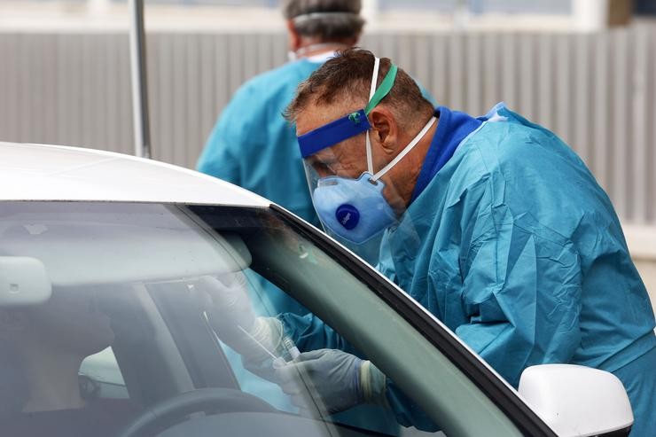 Dispositivo sanitario de próbaa test do PCR para detectar a infección por coronavirus ás persoas desde o seu coche, instalado no recinto de aparcadoiro do centro de saúde da barriada A Roca, en Málaga, (Andalucía, España), a 23 de xaneiro.. Álex Zea - Europa Press 