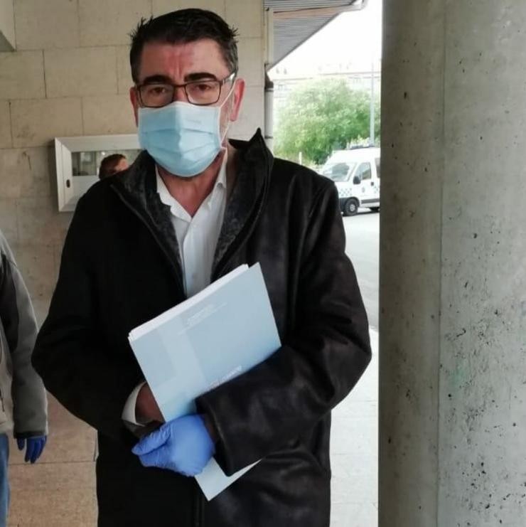 Evaristo Nogueira, avogado compostelán, entrando no xulgado de Ribeira durante o estado de alarma. CEDIDA EVARISTO  NOGUEIRA 