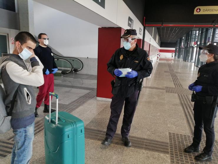 Policías reparten máscaras en Salamanca.. POLICIA NACIONAL / Europa Press