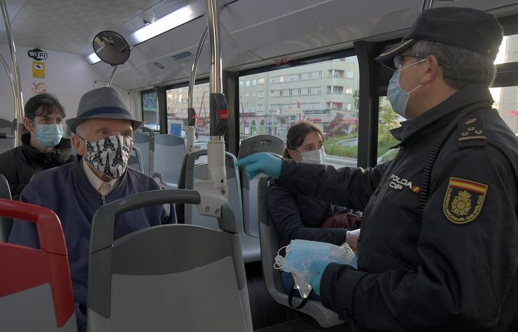 Reparto de máscaras nos autobuses por parte da Policía 