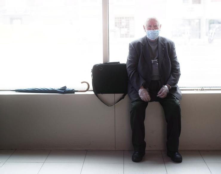 Un ancián espera nunha residencia / Eduardo Parra - Europa Press