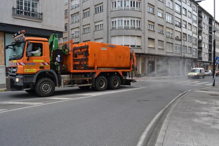 Unha máquina quitaneves esparciendo produto desinfectante polas rúas de Ferrol. CONCELLO DE FERROL
