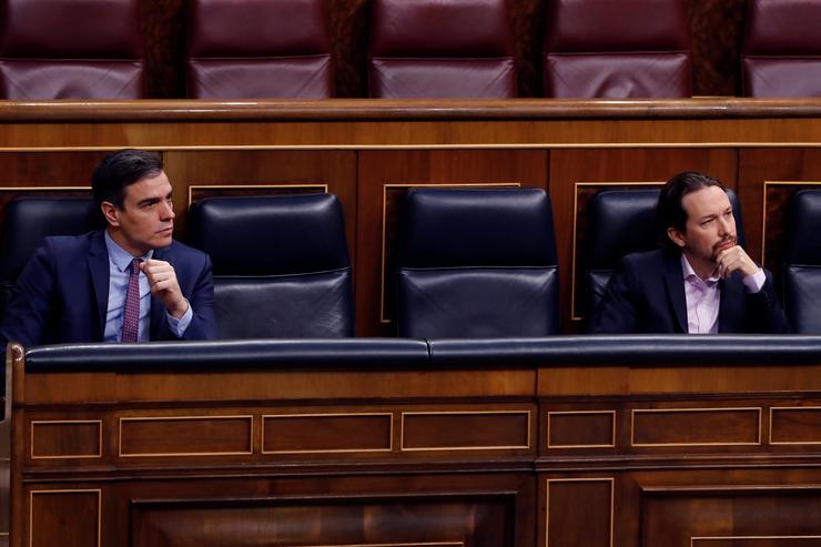 O presidente do Gobienro, Pedro Sánchez (i), e o vicepresidente segundo, Pablo Igrexas,  a primeira sesión de control ao Executivo celebrada no Congreso baixo o estado de alarma, a 15 de abril de 2020.. Pool 