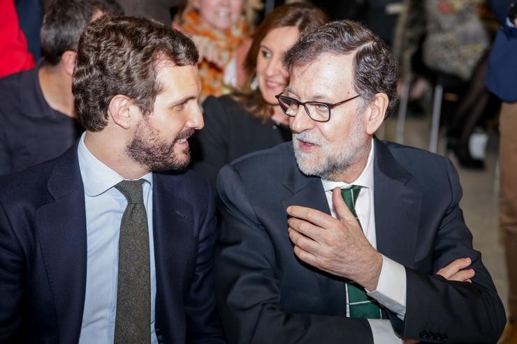 (I-D) O presidente do Partido Popular, Pablo Casado; e o expresidente do Goberno, Mariano Rajoy, falan á súa chegada á presentación do libro 