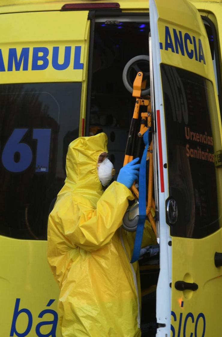 Técnico de ambulancia equipado contra o coronavirus 