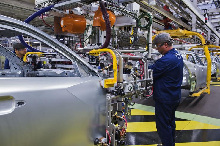 Operario de ferraxe da planta de PSA Peugeot Citroën en Vigo 