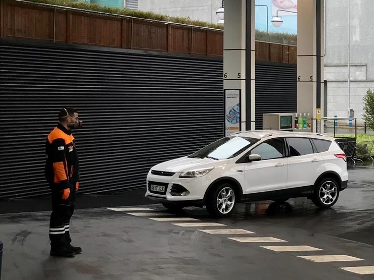 Gasolineira de Santiago, empregados con máscara polo confinamento debido á crise por coronavirus Covid-19 en Galicia. EUROPA PRESS - Arquivo 