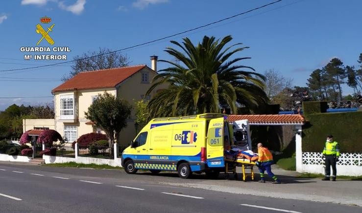 A Garda Civil auxilia a un octoxenario que se caeu polas escaleiras da súa vivenda en Silleda (Pontevedra).. GARDA CIVIL / Europa Press