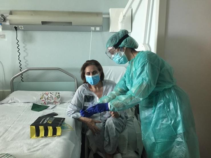 A área sanitaria de Santiago facilita aos pacientes illados por COVID-19 que realicen videollamadas á súa familia.. ÁREA SANITARIA DE SANTIAGO