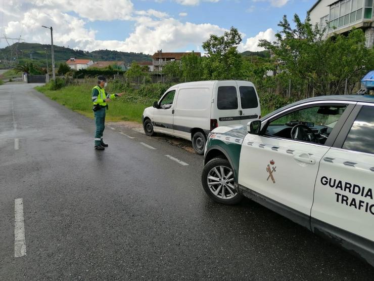 Control durante a pandemia na N-120, en Ourense. Detectan a un condutor que dá positivo por alcoholemia e en cocaína tras saltarse o confinamento.. GARDA CIVIL