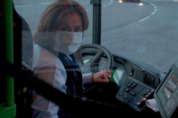 Condutora dun bus Vitrasa en Vigo con máscara 