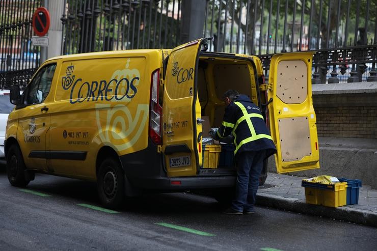 Un traballador de Correos reparte paquetes e cartas ao comezo do segundo mes do estado de alarma. Marta Fernández Xara - Europa Press