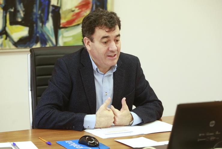 O conselleiro de Cultura e Turismo, Román Rodríguez, nunha videoconferencia co presidente da Fegamp, Alberto Varela.. XUNTA / Europa Press