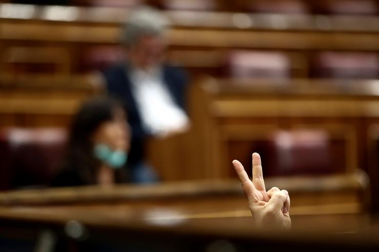 Un deputado marca votación no Pleno do Congreso. Pool