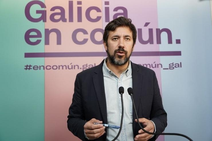 O portavoz de Galicia en Común-Anova Mareas, Antón Gómez-Reino, en rolda de prensa. EN COMÚN