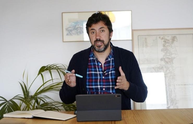 O portavoz da coalición Galicia en Común-Anova Mareas, Antón Gómez-Reino, en rolda de prensa telemática.. GALICIA EN COMÚN-ANOVA MAREAS 