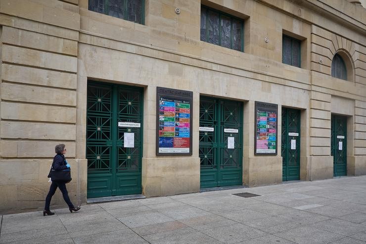 Unha muller camiña por diante do Teatro Gayarre pechado durante o Estado de Alarma decretado polo Goberno de España como consecuencia do coronavirus COVID-19. En Pamplona, Navarra, España. A 24 de abril de 2020.. Eduardo Sanz / Europa Press / Europa Press