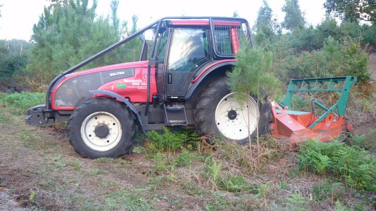 Un tractor roza nunha leira en Galicia. CEDIDA - Arquivo