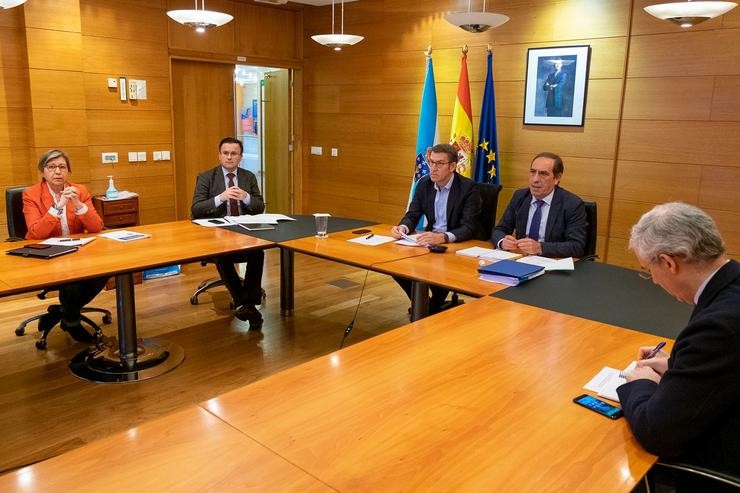 O presidente da Xunta, Alberto Núñez Feijóo, e o conselleiro de Facenda, Valeriano Martínez, participaron na reunión do Comité de Expertos Económicos de Galicia 