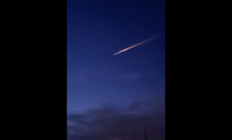 Meteoro atravesando o ceo da Coruña / Israel Borja Nuñel Timiraos .