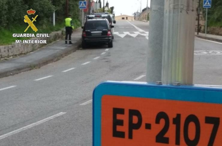 Un Destacamento de Tráfico do Porriño (Pontevedra) realiza un control para vixiar o cumprimento das restricións de mobilidade establecidas. GARDA CIVIL / Europa Press