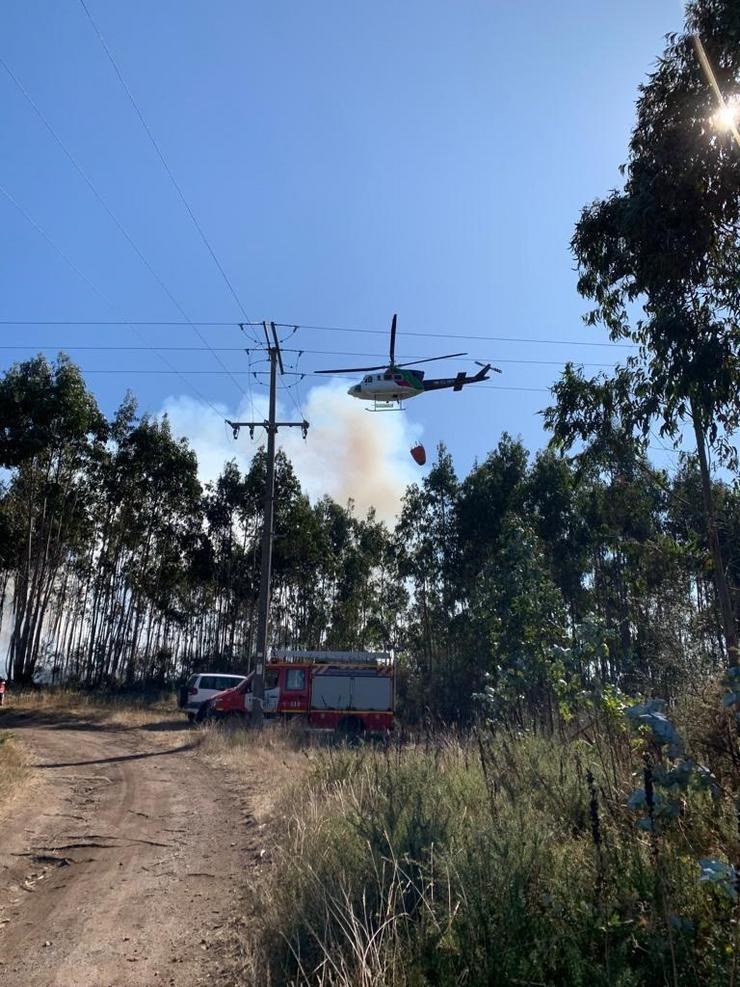 Helicóptero de extinción traballa nun incendio forestal en Culleredo (A Coruña).. CONCELLO DE CULLEREDO - Arquivo 