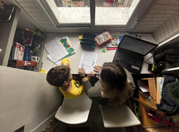 Un neno estuda e fai os deberes en casa coa axuda da súa nai / Eduardo Parra - Europa Press