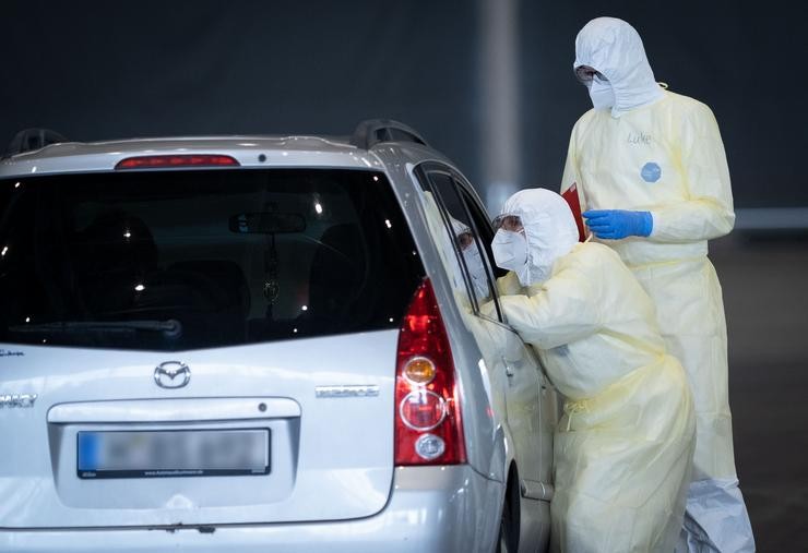 31 March 2020, Lower Saxony, Hanover: Doctors take a smear test from people inside their car at the newly installed Coroa Drive-In test centre on the Hanover exhibition grounds. Photo: Peter Steffen/dpa. Peter Steffen/dpa / Europa Press