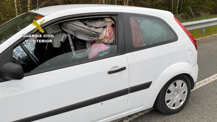 Coche interceptado na A-6 cargado de obxectos e equipaxe e que se dirixía a Galicia. GARDA CIVIL 
