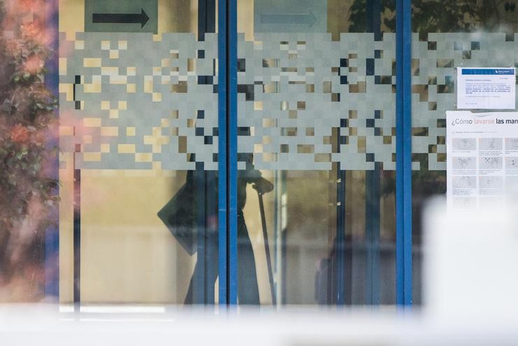 Un residente pasea polos corredores dunha residencia. Joaquin Corchero - Europa Press