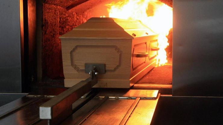 Cadaleito nun proceso de cremación ou incineación sen un funeral durante o coronavirus / efuneraria.com