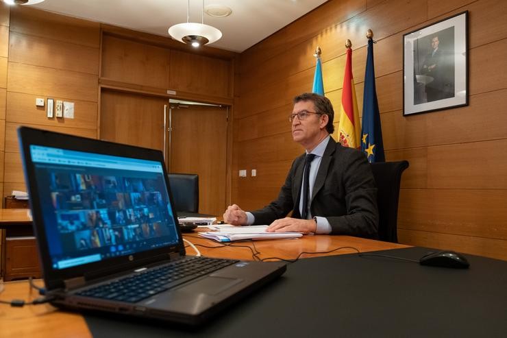 Ou titular do Goberno galego, Alberto Núñez Feijóo, mantén unha videoconferencia co presidente do Goberno central, Pedro Sánchez, e vos outros presidentes autonómicos. Edificio Administratito de San Caetano, Santiago de Compostela, 05/04/20.. DAVID CABEZÓN - XUNTA DE GALICIA / Europa Press