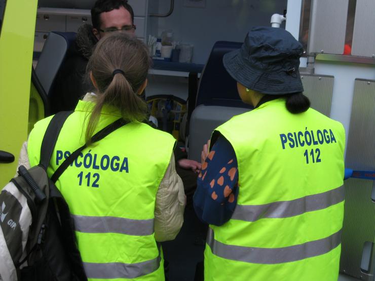 Equipo de psicólogas do GIPCE atendendo a unha persoa. COLEXIO OFICIAL DE PSICOLOXÍA DE GALICIA 