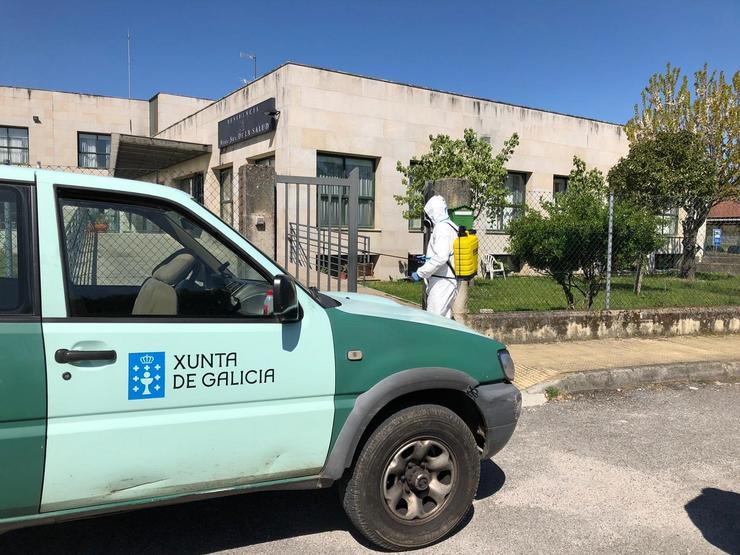 Efectivos contraincendios da Xunta limpan residencias en pequenos municipios. XUNTA - Arquivo