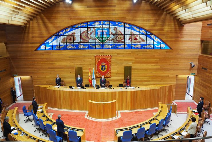 Minuto de silencio polos falecidos do covid-19 e polas persoas enfermas. PARLAMENTO DE GALICIA