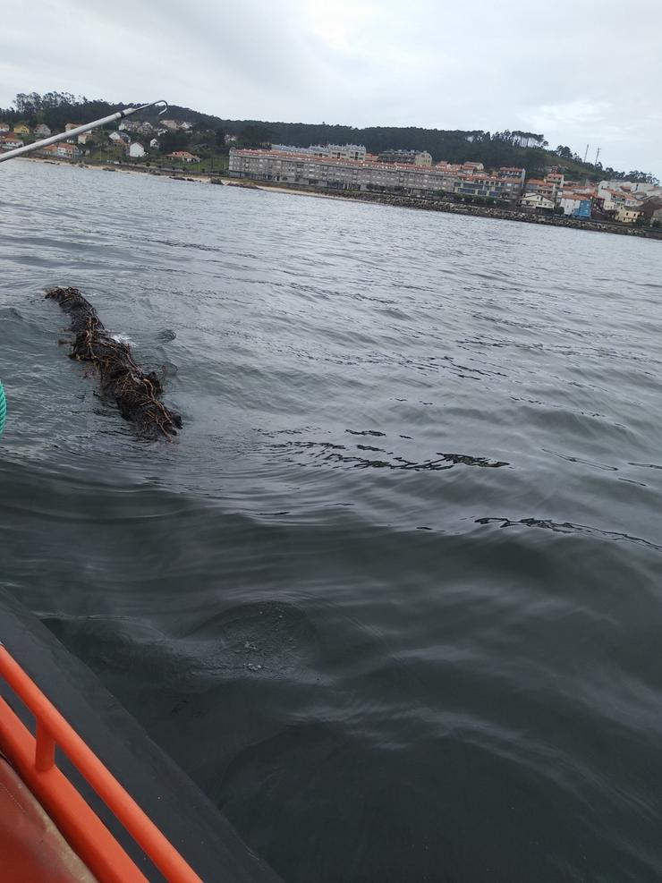 Salvamento Marítimo retira un tronco grande da entrada da Ría de Arousa.. SALVAMENTO MARÍTIMO / Europa Press