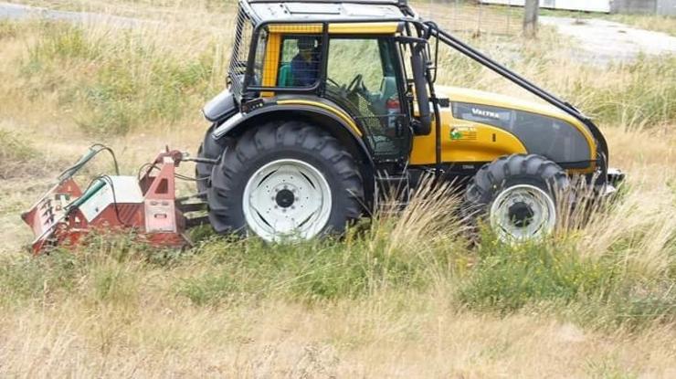 Tractor rozando unha leira. EMDESFOR - Arquivo 